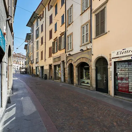 Alexander House - Bright Flat In Historic Borgo Bergamo